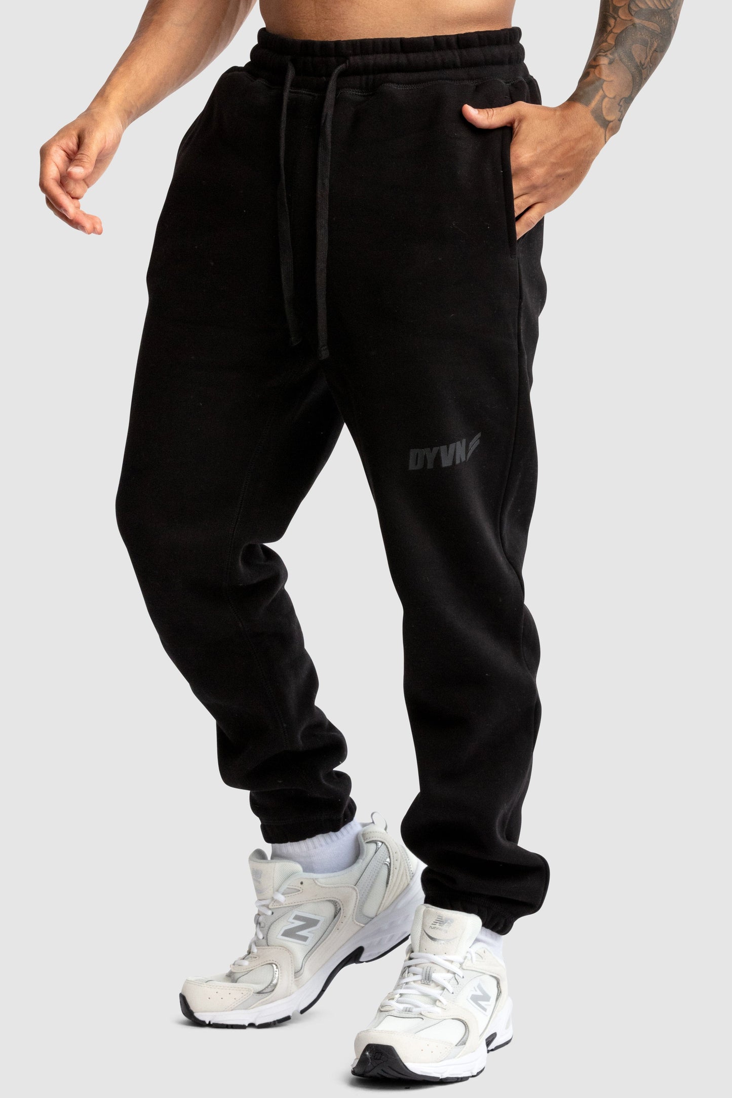 Men's DYVN Relaxed Fit Sweats - Black